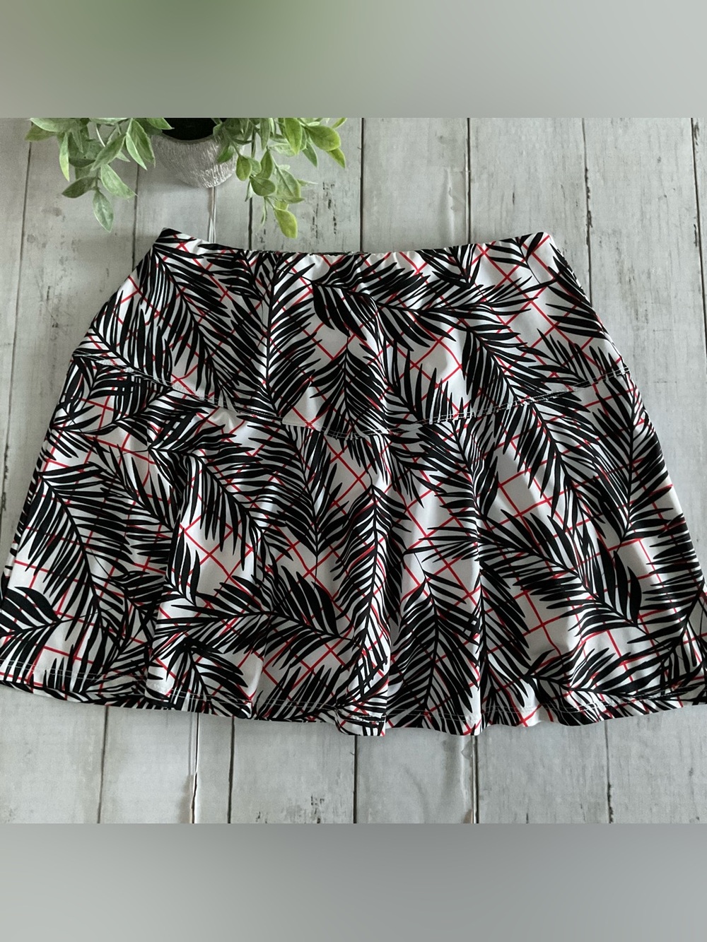Tail Brand Black, White, and Red Palm-Leaf Circle Skirt. Tropical print skort Sm